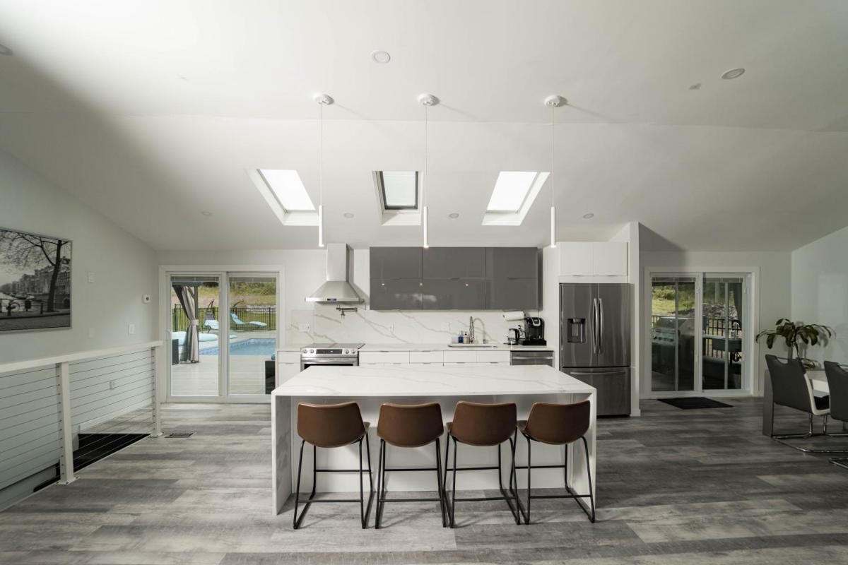 Modern home with a private Heated pool and jacuzzi - Housity