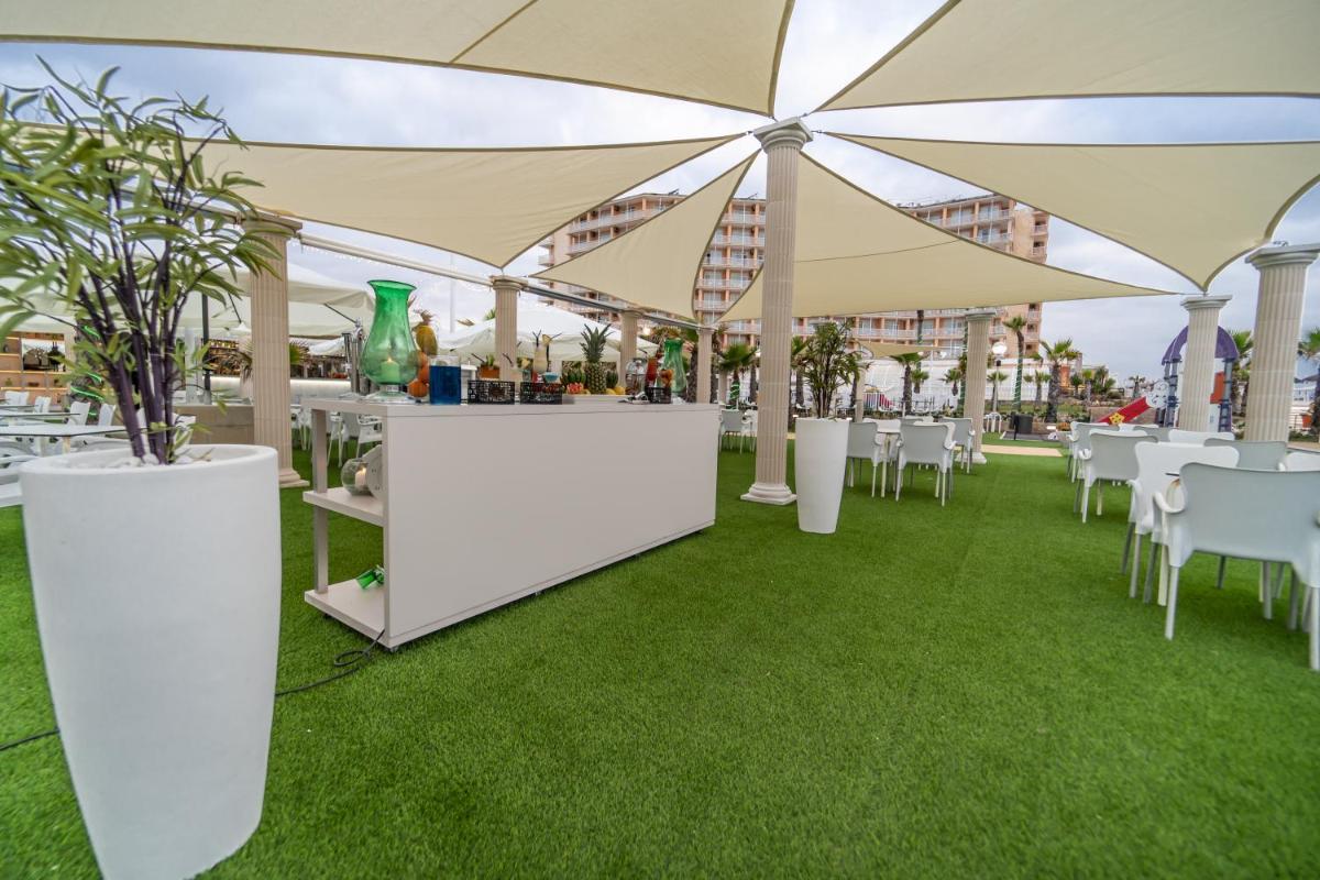 Un restaurante o sitio para comer en Hotel & Spa Entremares