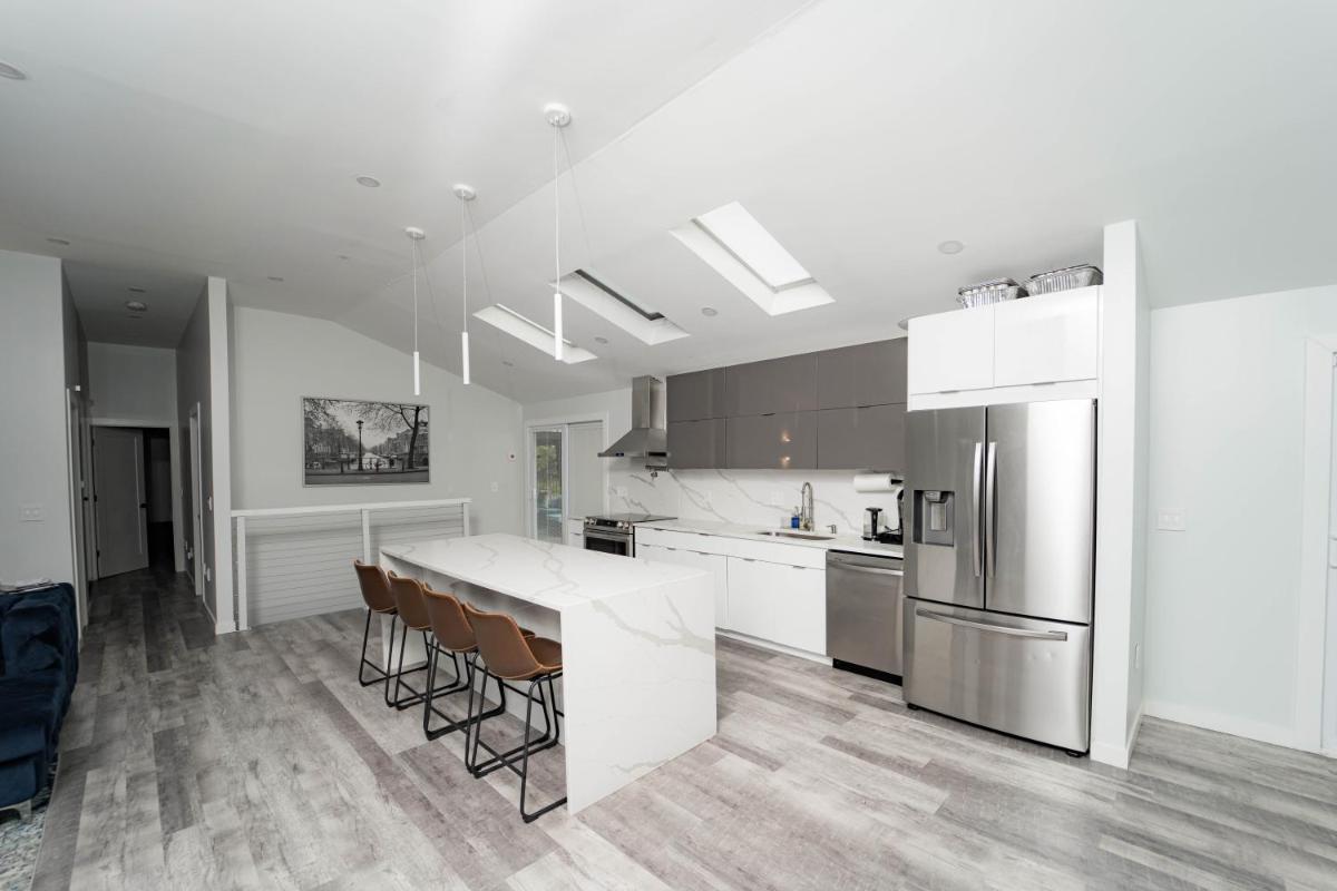 Modern home with a private Heated pool and jacuzzi - Housity