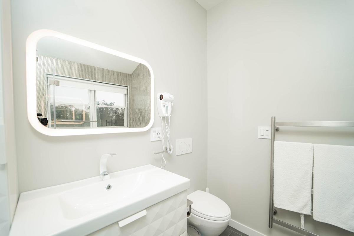 Suitetrails - Modern home with a private Heated pool and jacuzzi