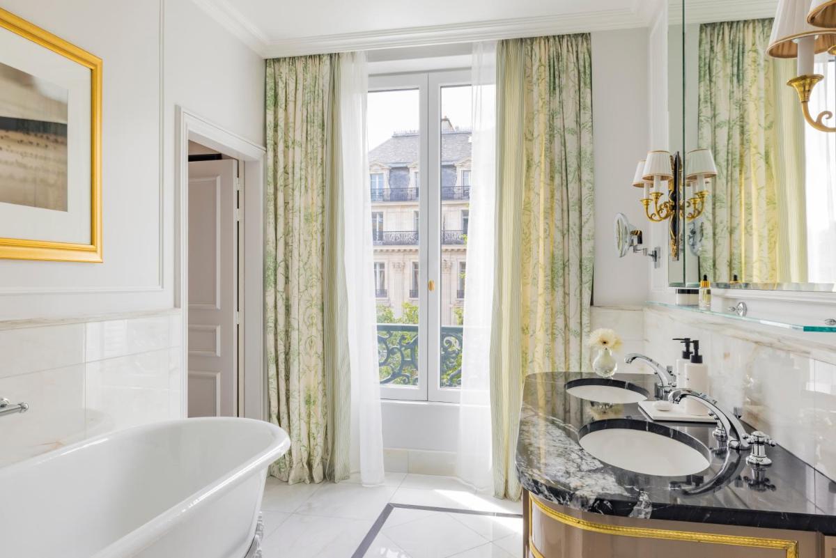 une salle de bains avec deux lavabos, une baignoire et une fenêtre dans l'établissement InterContinental Paris Le Grand by IHG, à Paris
