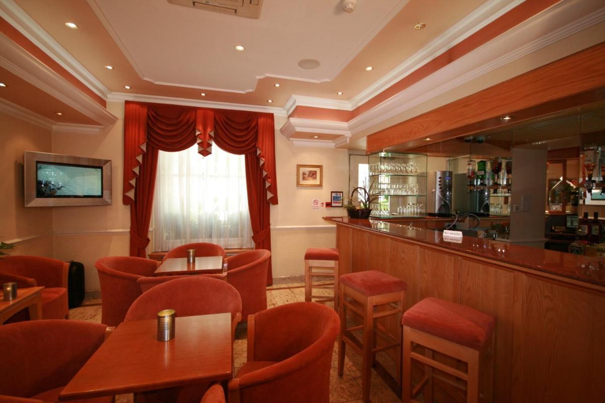 Days Inn Hyde Park - Housity