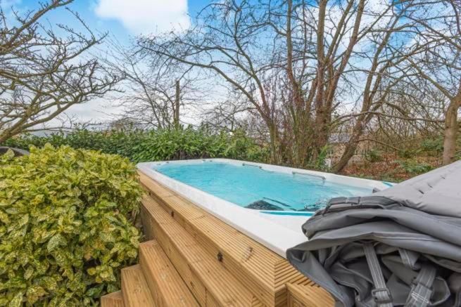 Harrogate boutique lodge with heated pool and hot tub - Housity