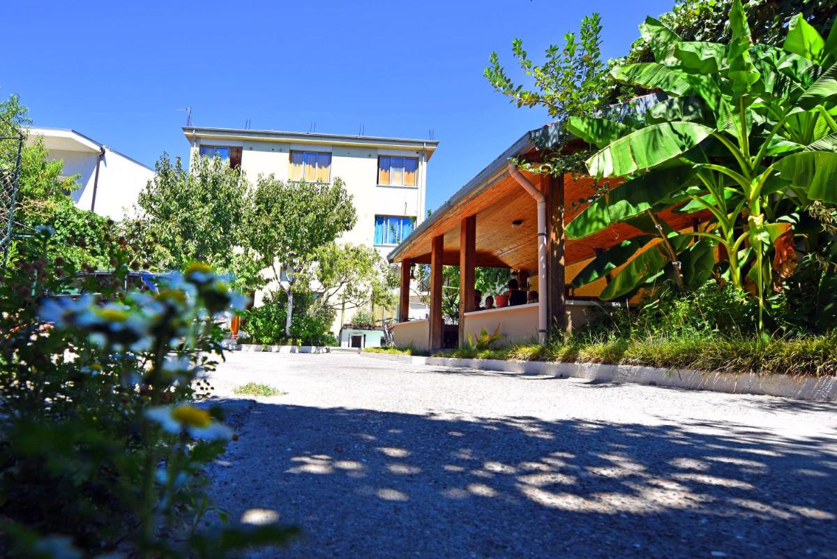 Lovely Apartment w/ AC + Bath. + Kitchen + Parking and Garden - Housity