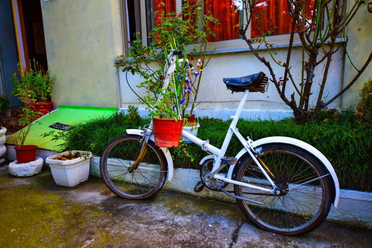 Suitetrails - Lovely Apartment w/ AC + Bath. + Kitchen + Parking and Garden
