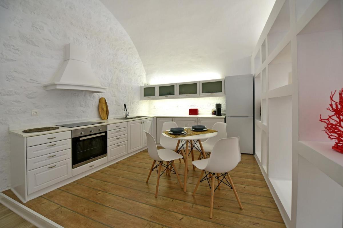 Hydra Hospitality Port Apartment - Housity