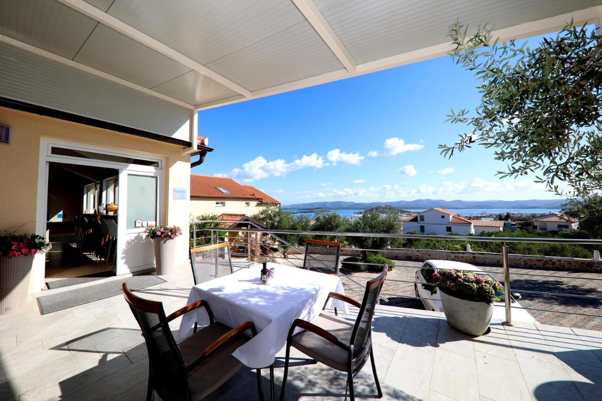 Hotel Murter - Housity