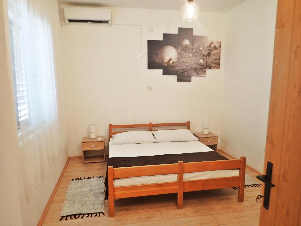 Apartman Nino-50 m from quiet and isolated beach - Housity