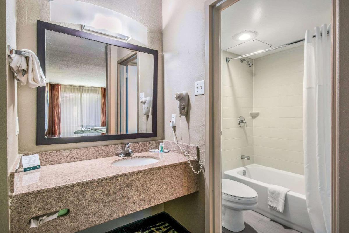 Quality Inn & Suites York East - Housity