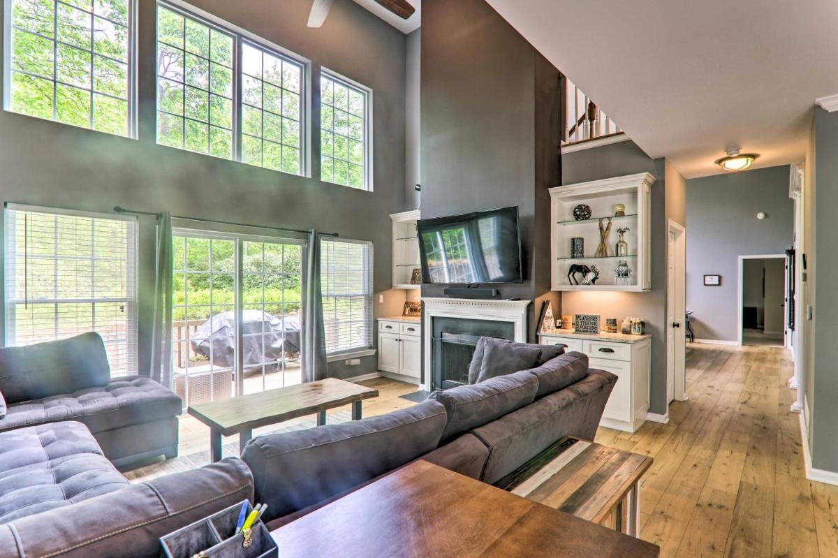 Family Cabin with Private Deck 3 Mi to Pocono Lake! - Housity