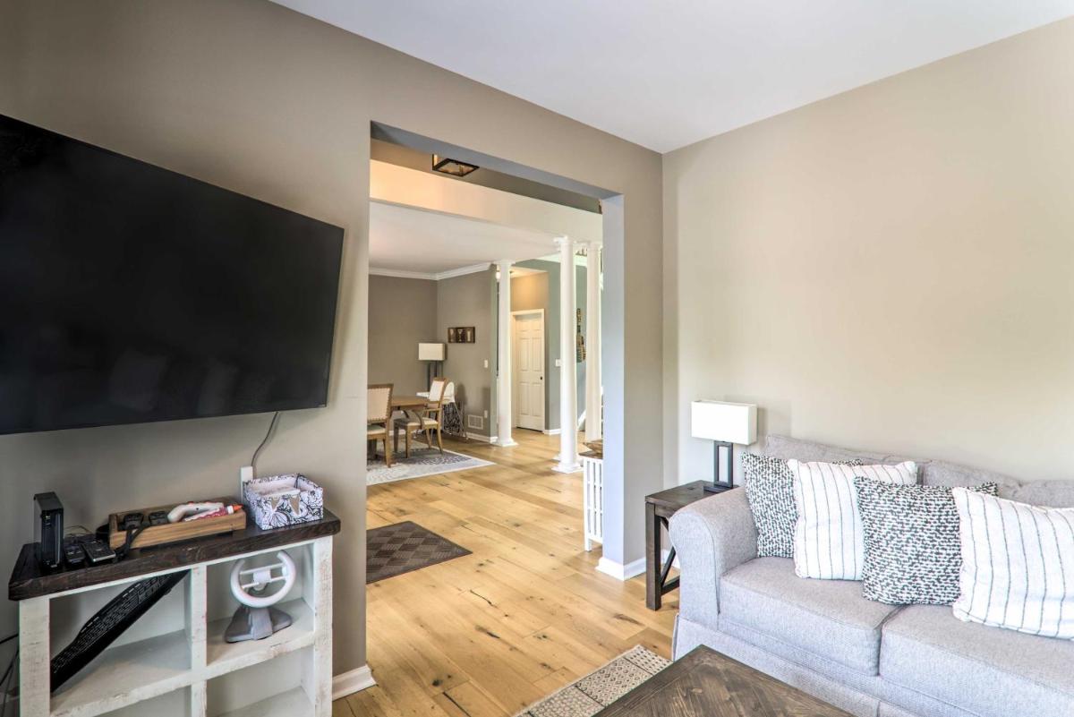 Family Cabin with Private Deck 3 Mi to Pocono Lake! - Housity