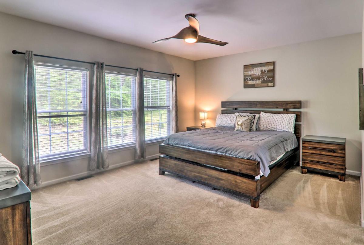 Family Cabin with Private Deck 3 Mi to Pocono Lake! - Housity
