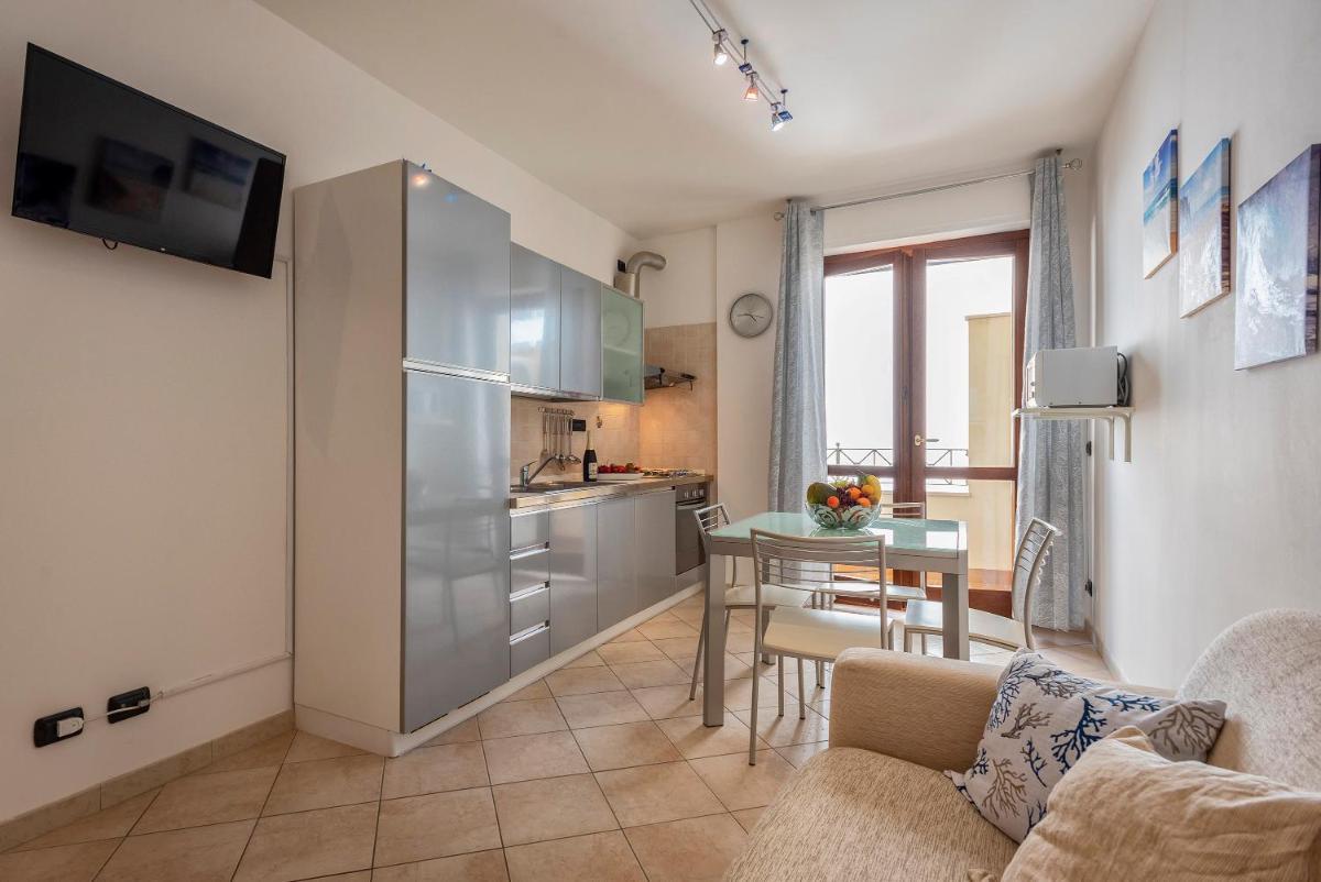 Mia Summer House - Housity