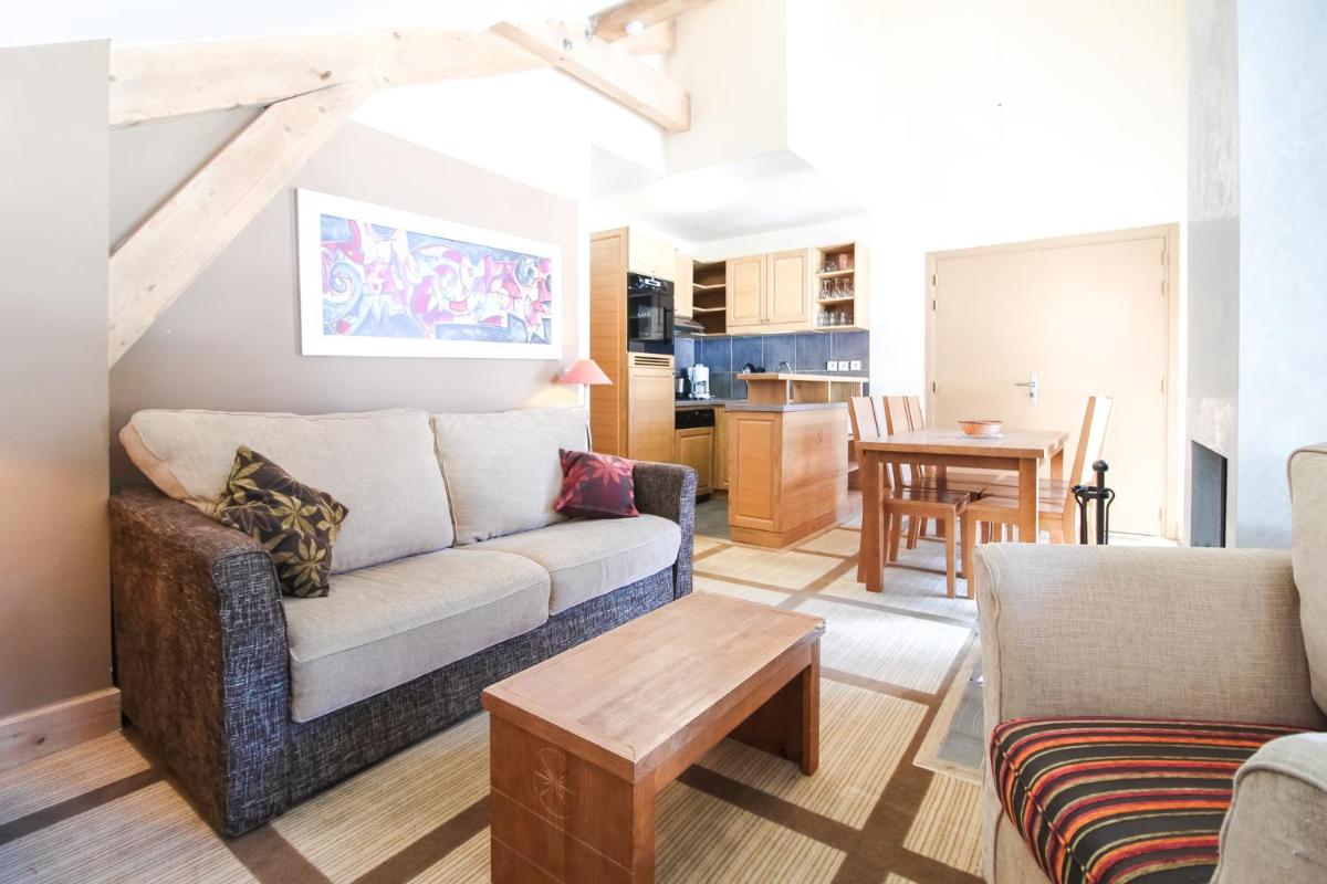 Suitetrails - Charming 6th-floor 2-bedroom apartment with fireplace