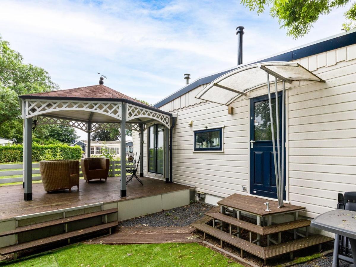 Romantic chalet in Lathum near a beautiful sandy beach - Housity