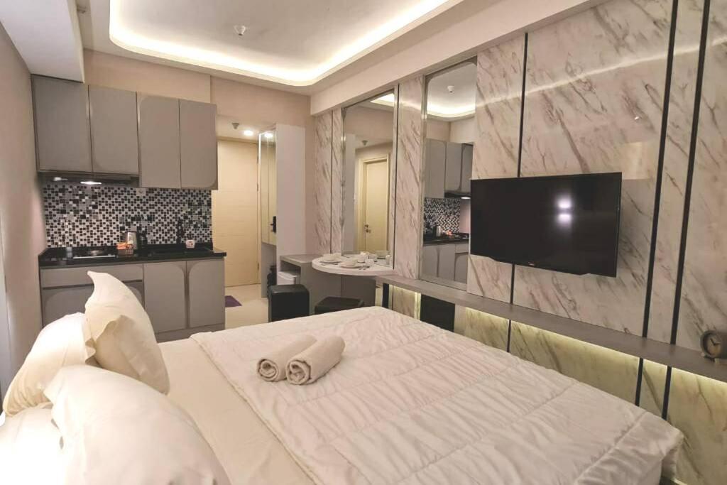 Cosmy Benson Apartment at Supermall Pakuwon - Housity