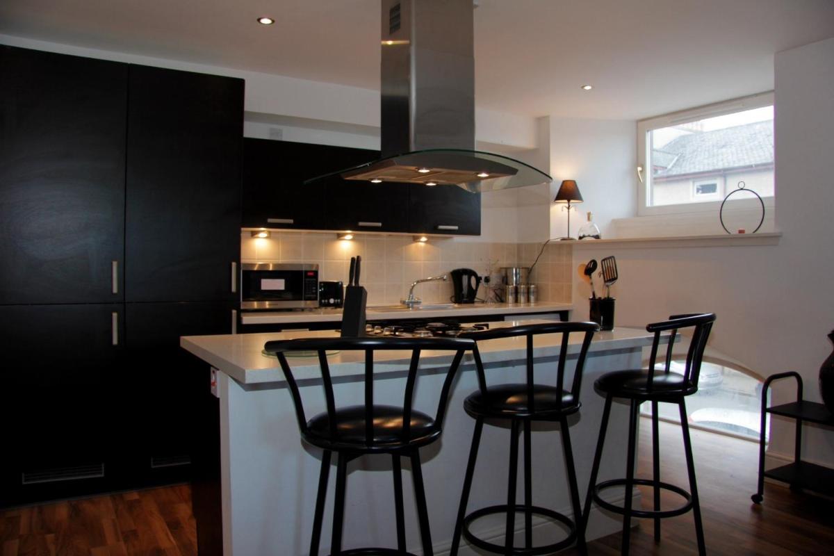 Scardroy Homes Inverness - Central 2 Bedroom with Parking WiFi Smart TVs Sleeps up to 6 - Housity