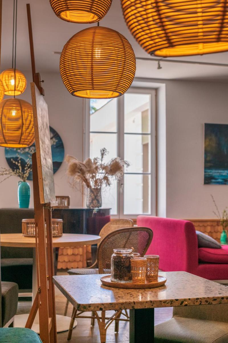 Coin salon dans l'établissement Hôtel Beau Site Talloires B SPA