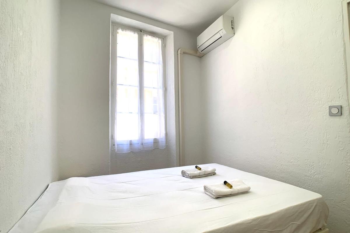 Renovated apartment AC - wifi - 2-4pers - Center Antibes rue James Close - Housity