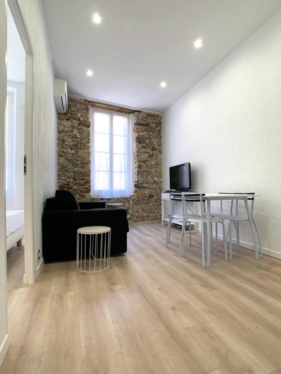 Renovated apartment AC - wifi - 2-4pers - Center Antibes rue James Close - Housity