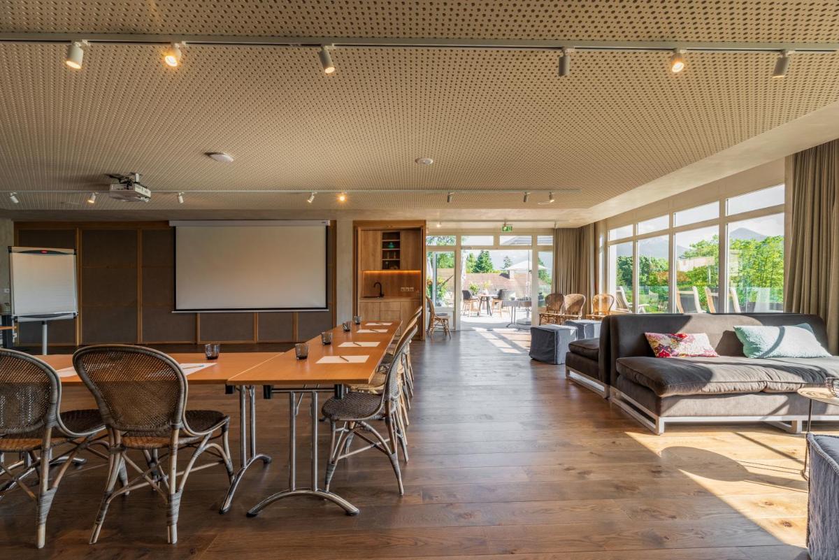 Coin salon dans l'établissement Hôtel Beau Site Talloires B SPA