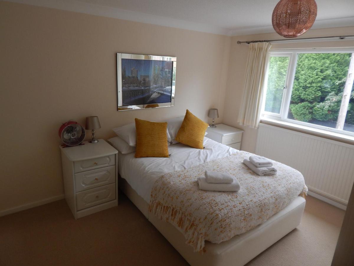 Spacious 3 BDR house with parking-Families-Corporate groups by Orbitat Accommodations - Housity