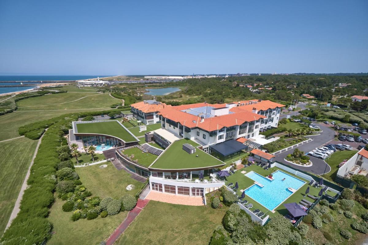 - une vue aérienne sur une grande maison avec une piscine dans l'établissement Les Terrasses d'Atlanthal, à Anglet