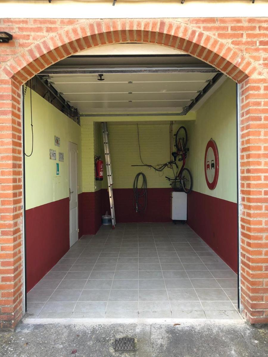 CHALET ADOSADO CON GARAGE Y TERRENO - Housity