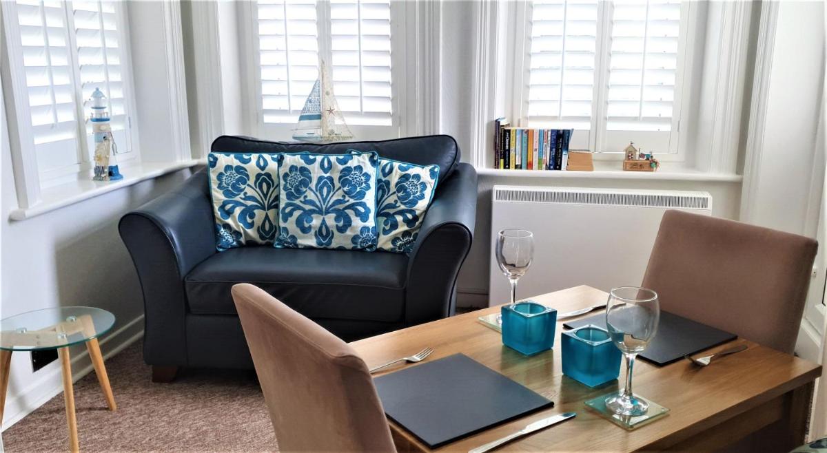 A Beautiful Apartment with Stunning Sea Views & Private Balcony - Housity