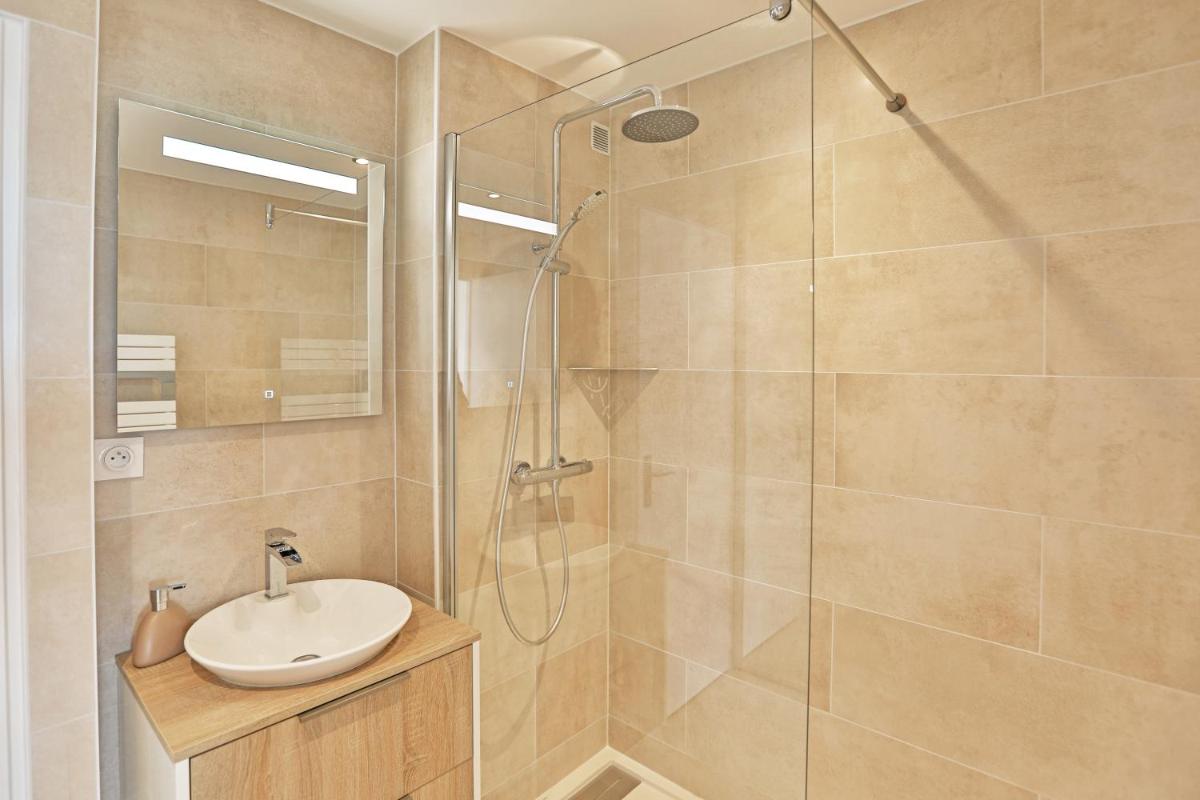 Vue panoramique mer et chenal même de la chambre 50m2 refait à neuf situation idéale en option garage fermé privé - Housity