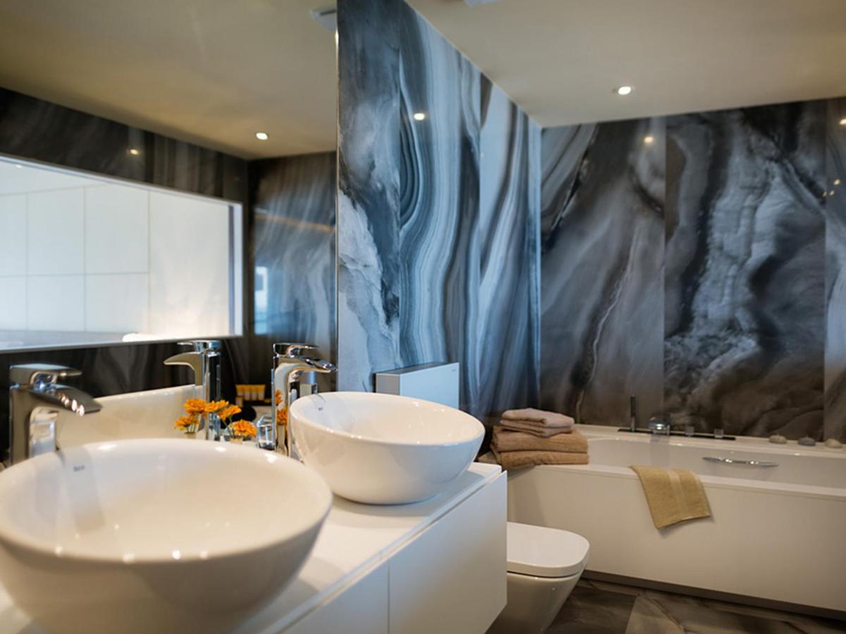 Un baño con lavabo, inodoro y bañera. en Cosmopolita Hotel Boutique & Spa, en Platja d'Aro