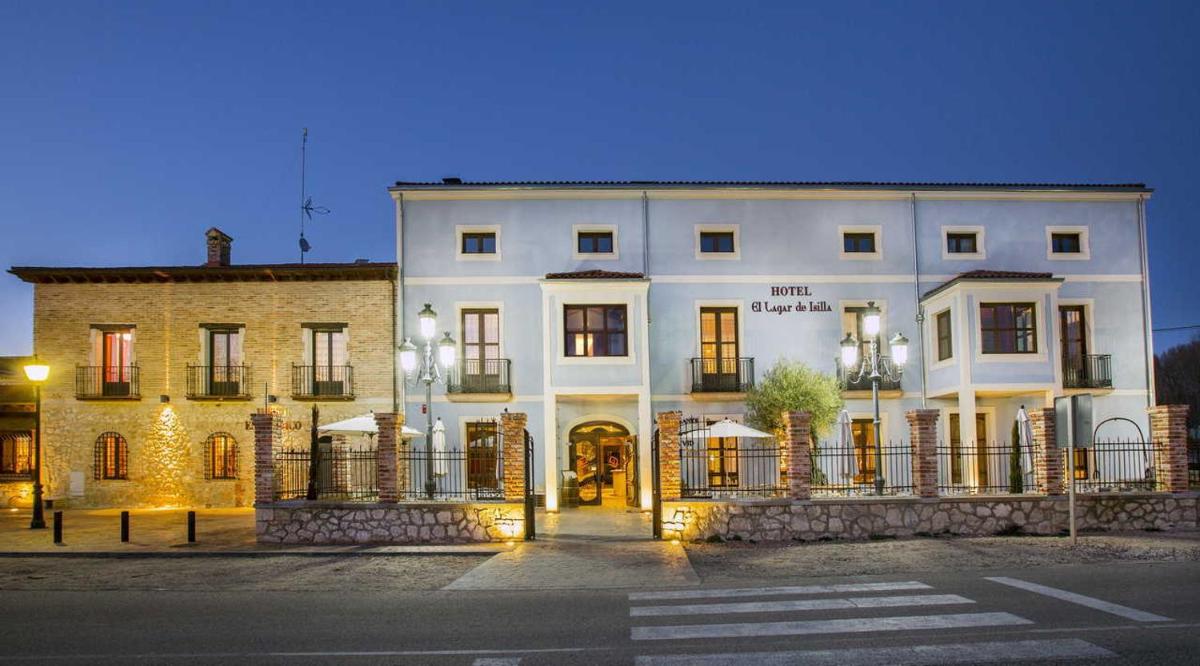 Un gran edificio blanco en una calle por la noche. en Hotel SPA El Lagar de Isilla, en La Vid y Barrios
