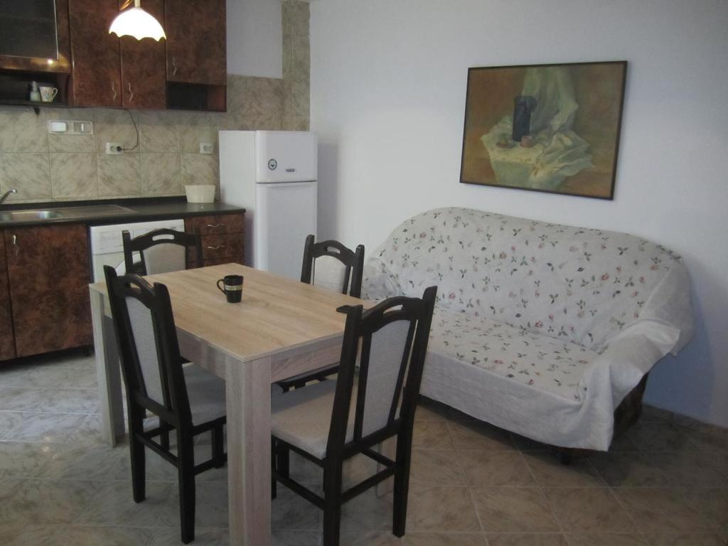 Summer House - Housity