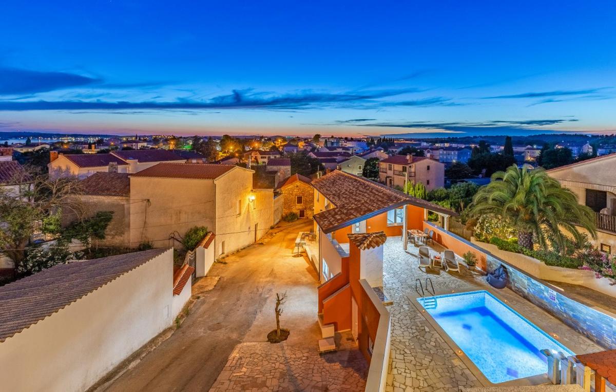 Apartments Larst - Housity