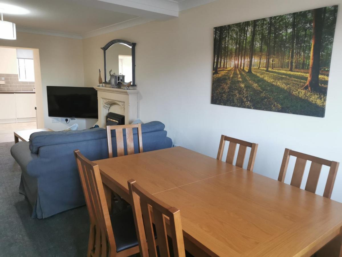 Immaculate 3 bedroom home with SuperFast WiFi, Dragon Cottage, Llansamlet, Swansea - Housity