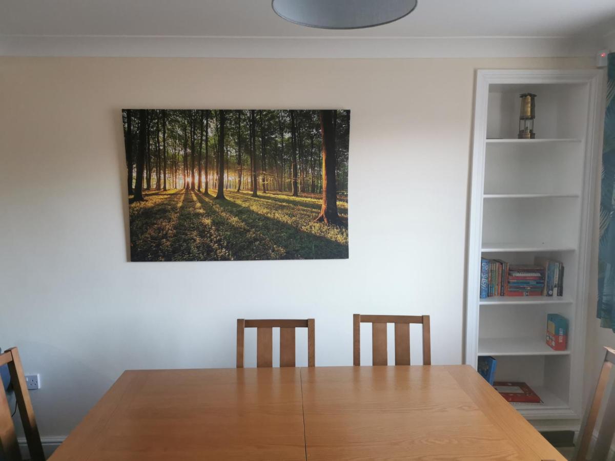 Immaculate 3 bedroom home with SuperFast WiFi, Dragon Cottage, Llansamlet, Swansea - Housity