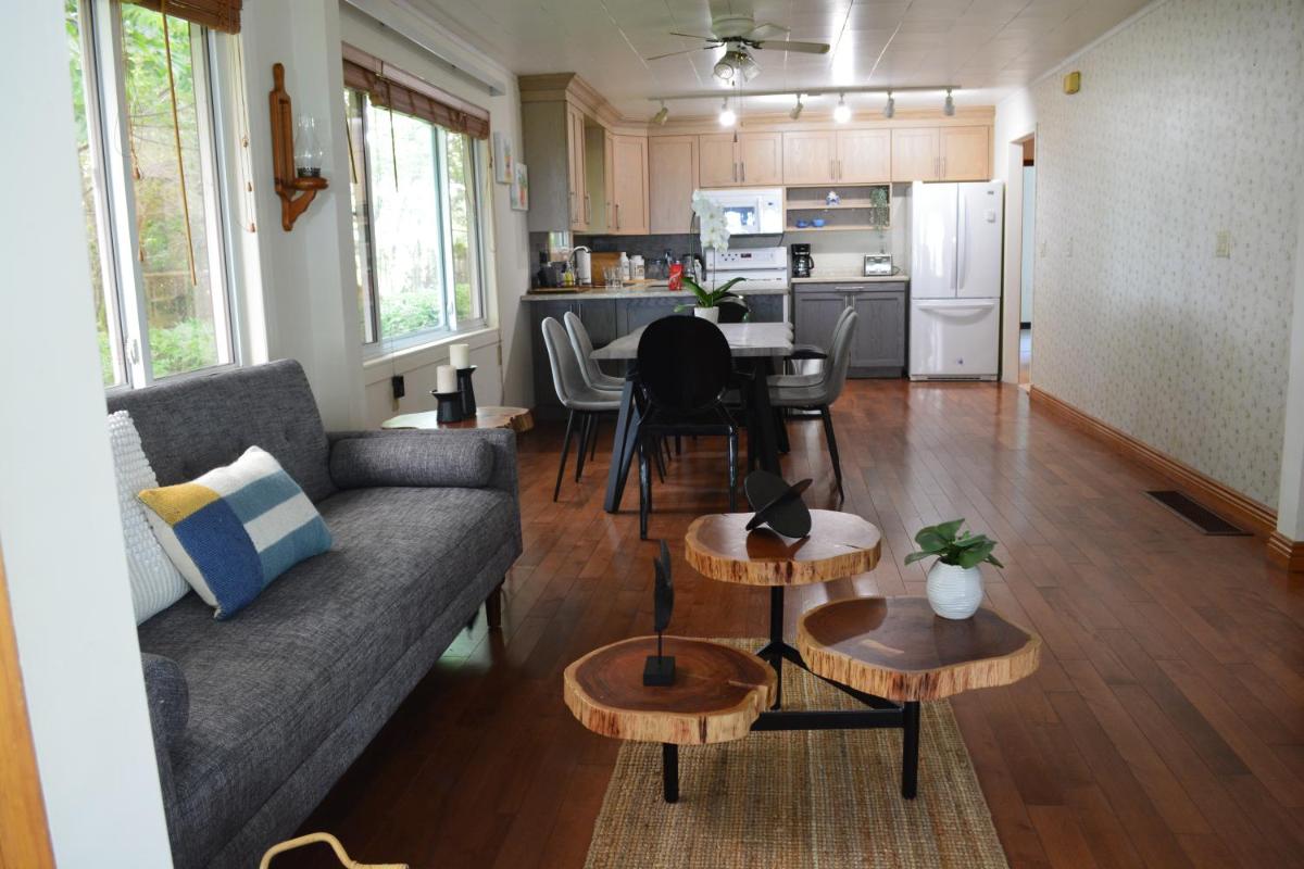 Birds Point Cottage on a Cliff facing Lake Erie. - Housity