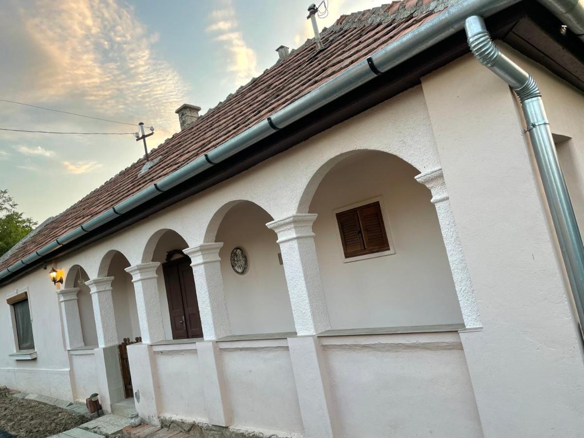 Dombos Vendégház - Housity
