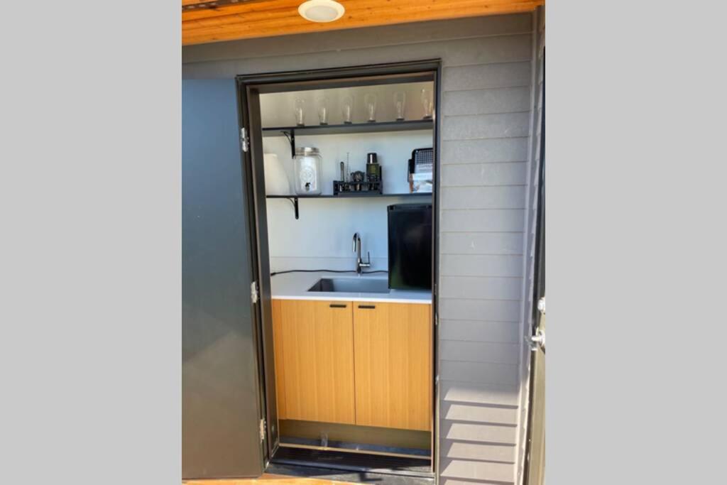 Cheerful new modern townhome close to downtown - Housity