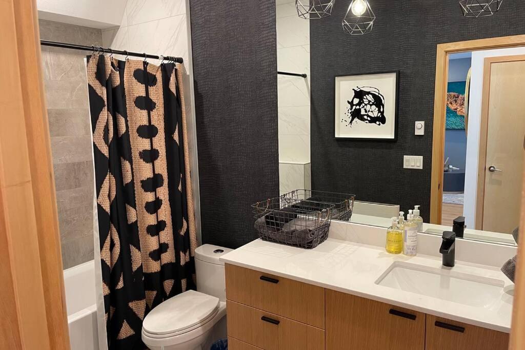Cheerful new modern townhome close to downtown - Housity