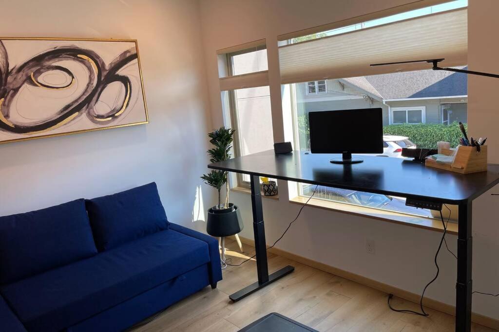 Cheerful new modern townhome close to downtown - Housity