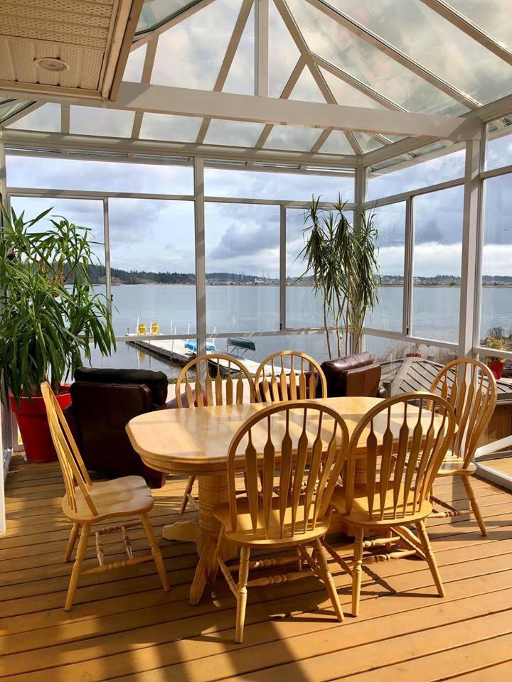 Birds of a Feather Victoria Oceanfront Studio Suites - Housity