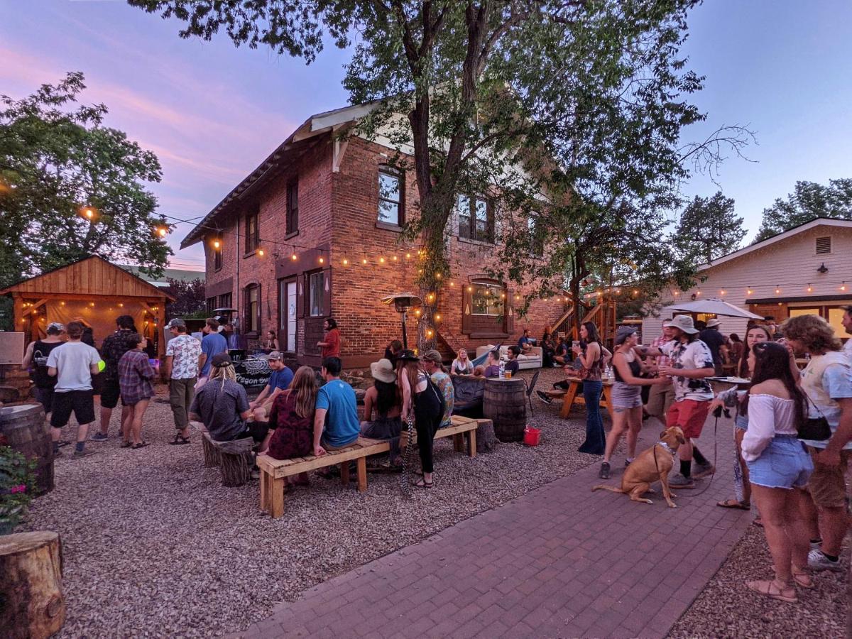 Bunk & Brew Historic Lucas House - Hostel - Housity