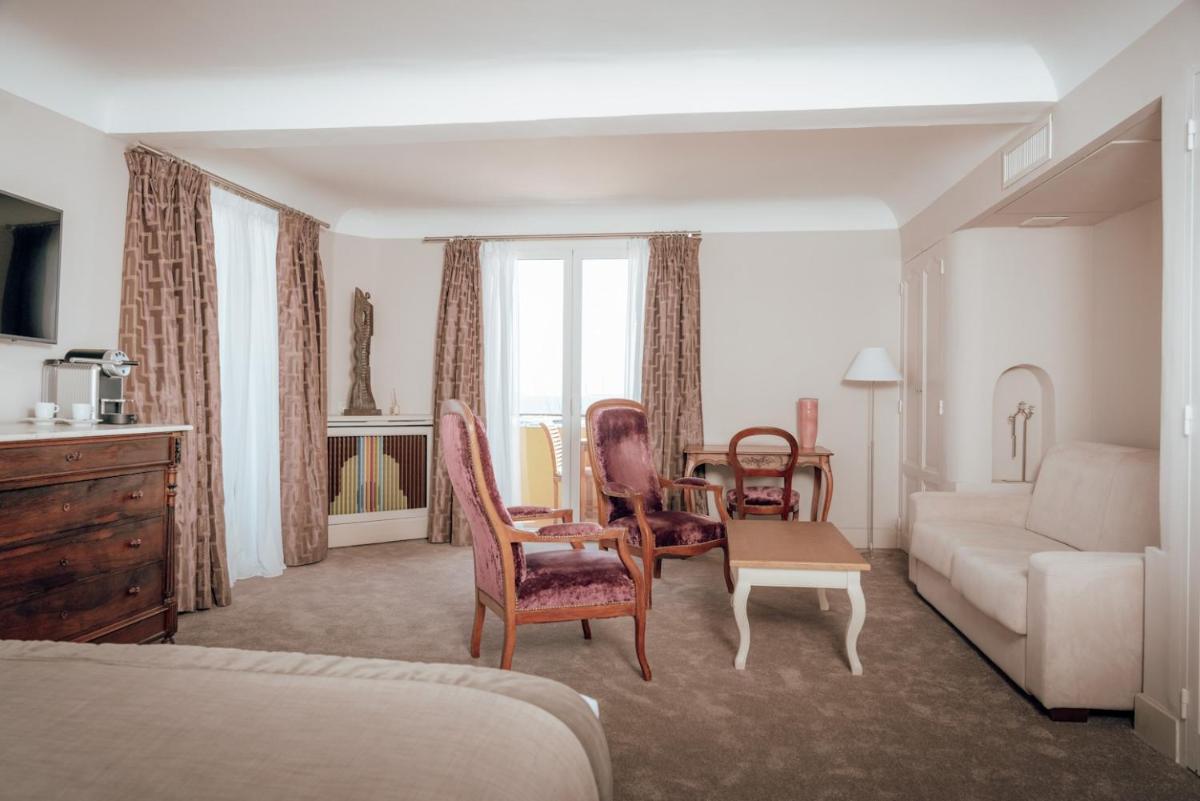 Télévision ou salle de divertissement dans l'établissement Ermitage de l'Oasis & Spa - Cannes Mandelieu