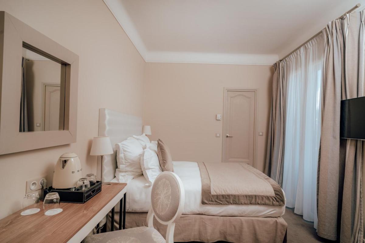 Télévision ou salle de divertissement dans l'établissement Ermitage de l'Oasis & Spa - Cannes Mandelieu