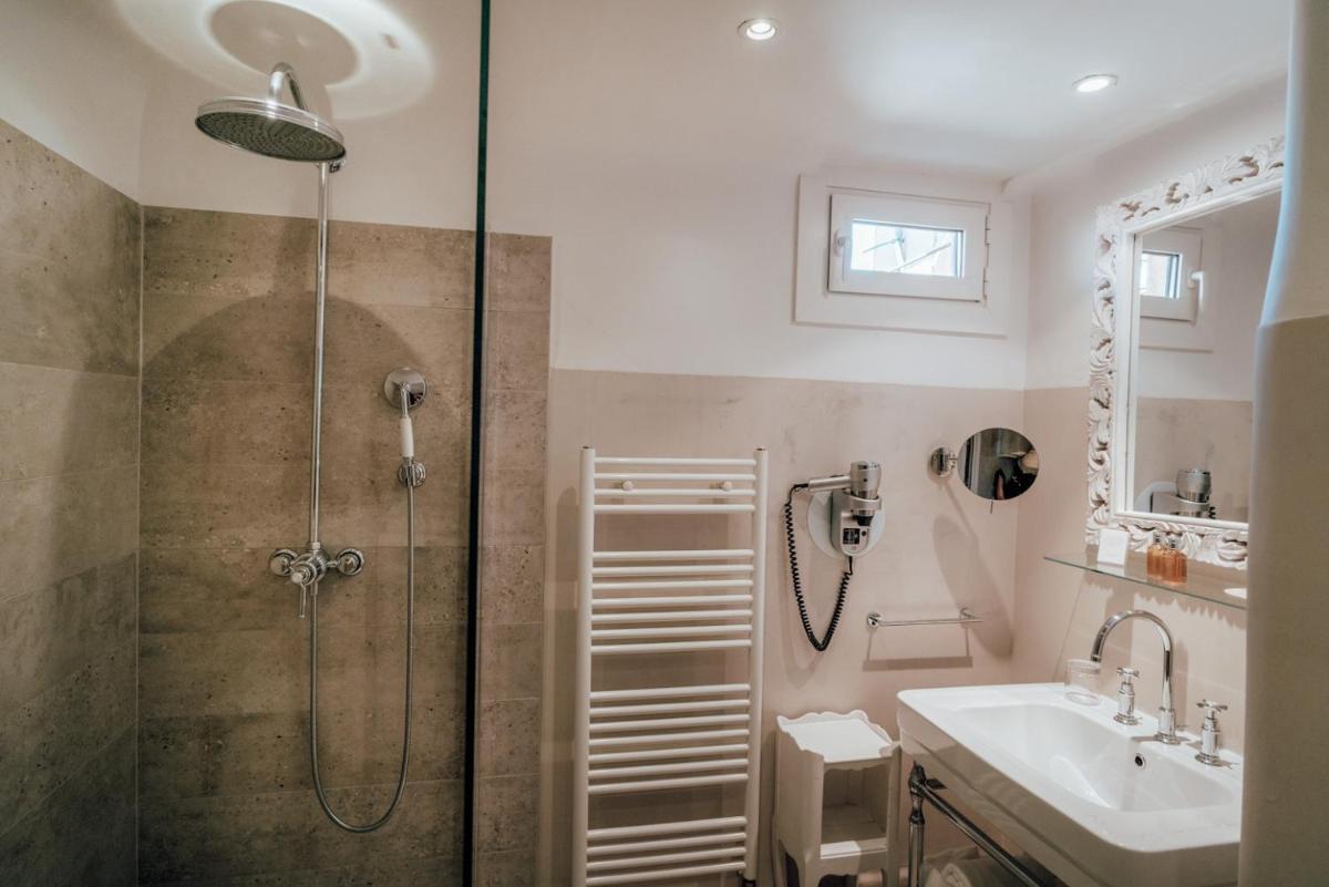 Salle de bains dans l'établissement Ermitage de l'Oasis & Spa - Cannes Mandelieu