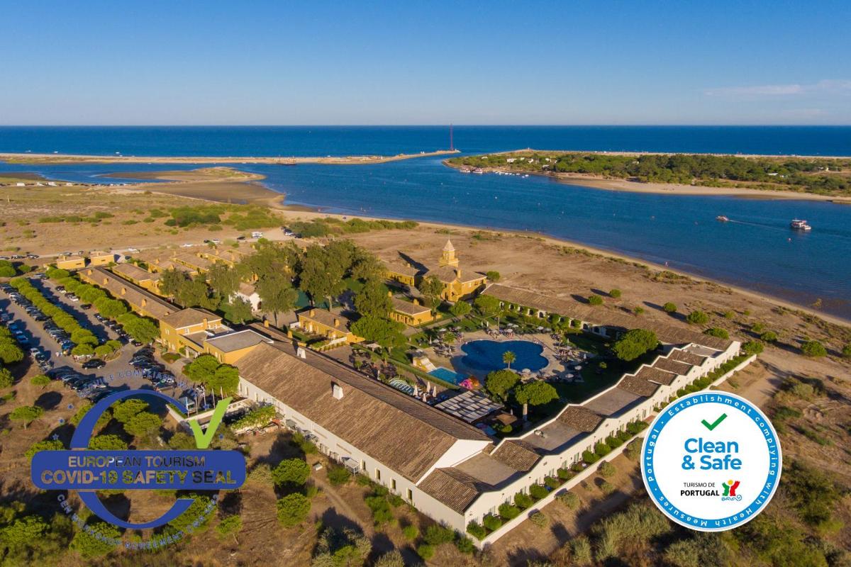 uma vista aérea de um resort perto da água em Vila Gale Albacora em Tavira