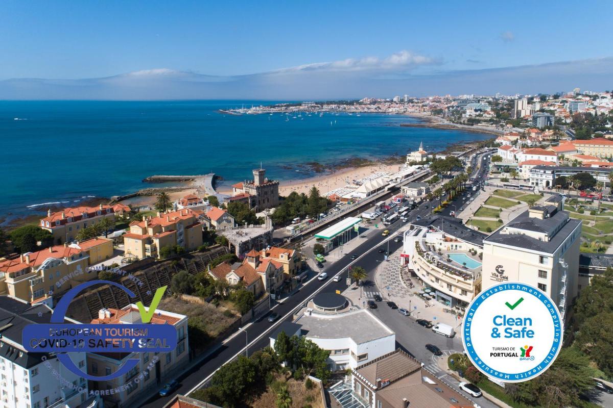 uma vista aérea de uma cidade e do oceano em Vila Galé Estoril em Estoril