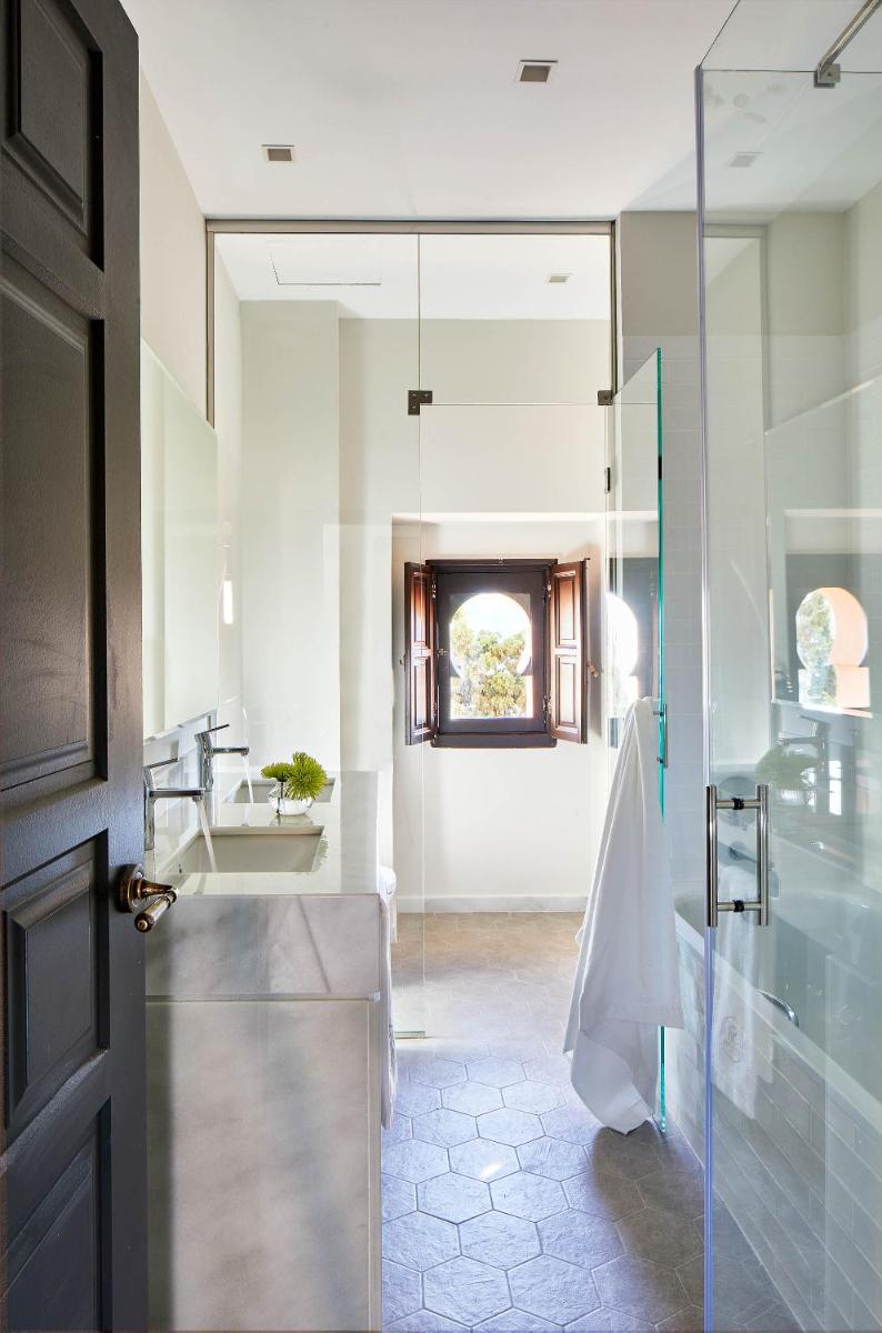 Un baño de Soho Boutique Castillo de Santa Catalina - Adults Recommended
