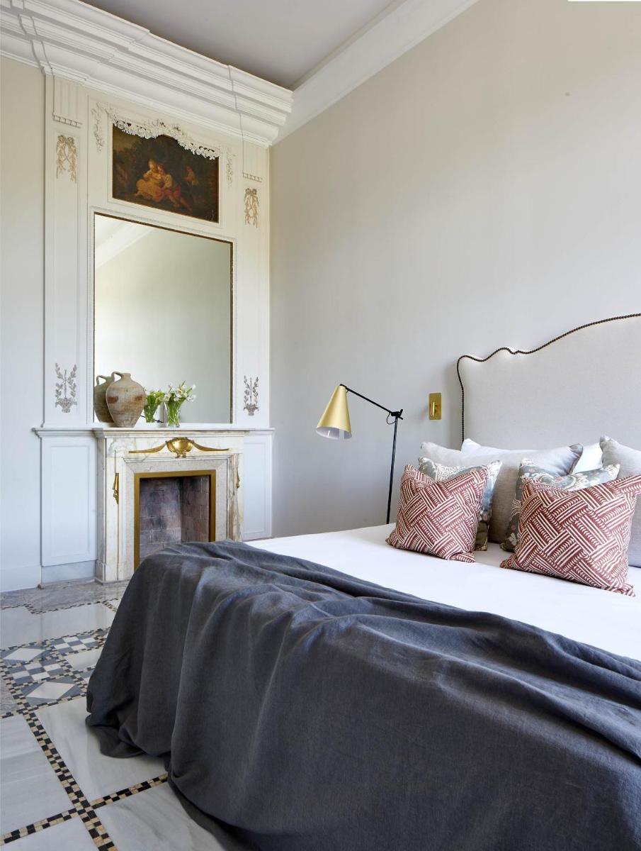 Un dormitorio con una cama grande con un espejo grande. en Soho Boutique Castillo de Santa Catalina - Adults Recommended, en Málaga